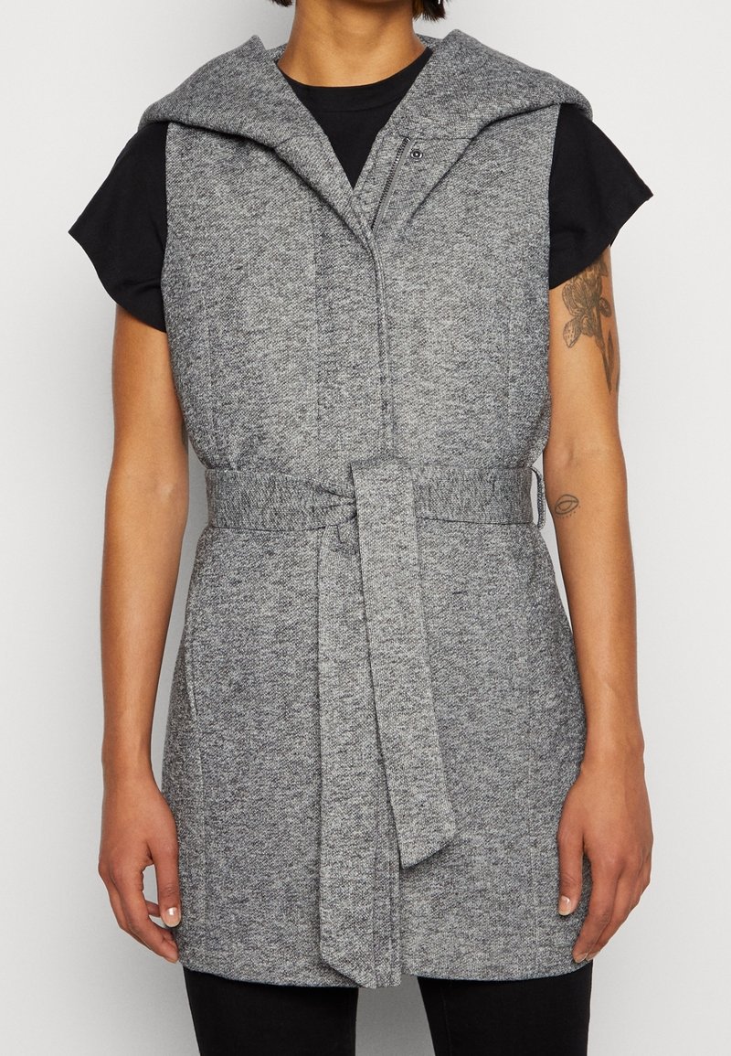 Szara, bezrękawnikowa kamizelka z kapturem, wyposażona w pasek w talii, wykonana z teksturowanej tkaniny. Posiada kieszeń na zamek błyskawiczny oraz dopasowany krój.