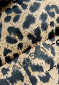 Leopardmønster stof i nuancer af beige og sort, med en glat tekstur og "ALLSAINTS" logoet i mørkt skrift.