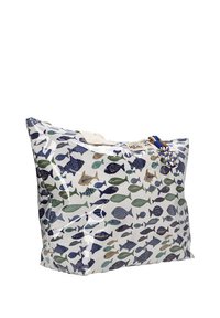 Bolsa de tela con acabado transparente, que presenta un patrón de peces en azul, verde y beige. Incluye asas de tela beige y detalles decorativos.