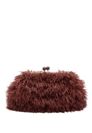 Mała brązowa torebka z futerkiem, z zaokrągloną ramą i dwoma okrągłymi, ciemnobrązowymi gałkami zamykającymi na górze.