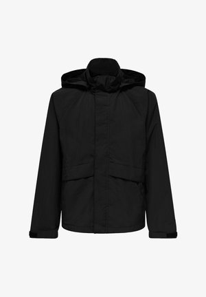 Čierna nepremokavá bunda s kapucňou, predným zipsom, klopovými vreckami a nastaviteľnými manžetami na suchý zips, zobrazená na bielom pozadí.