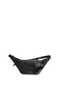 Čierna kožená ľadvinka s oblým dizajnom, predným vreckom so zipsom, nastaviteľným popruhom a nenápadným logom značky na prednej strane. Hladká textúra.