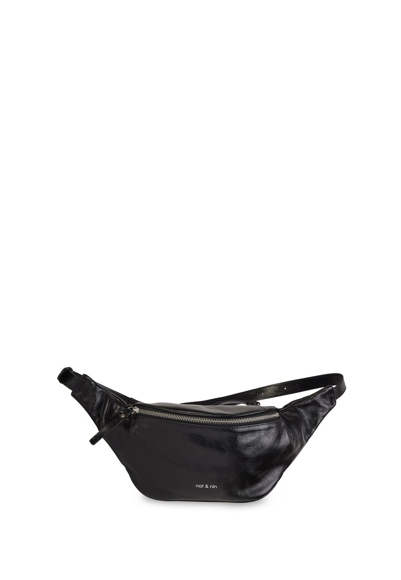 Čierna kožená ľadvinka s oblým dizajnom, predným vreckom so zipsom, nastaviteľným popruhom a nenápadným logom značky na prednej strane. Hladká textúra.