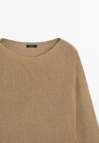 Maglione beige lavorato a maglia con ampio scollo tondo e maniche lunghe, etichettato Massimo Dutti.