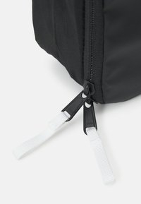 The North Face BASE CAMP VOYAGER DOPP KIT UNISEX - Toalettmappe - black/white