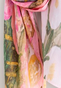 Květinový šátek v růžové barvě, vyrobený z jemné a lehké látky s akvarelovým vzorem květin v odstínech růžové, zelené a žluté.