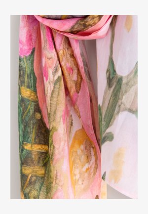 Virágmintás sál rózsaszínben, puha, könnyű anyagból, akvarell-szerű mintával, amely rózsaszín, zöld és sárga árnyalatú virágokat ábrázol.