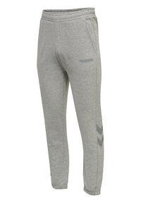 Pantalones de chándal grises hechos de una mezcla de algodón. Cuentan con una cinturilla elástica, bolsillos laterales, el logo de Hummel y rayas en forma de chevrón a los lados.