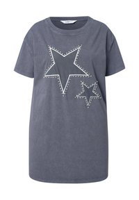 Grå bomulds t-shirt med to stjernedesigns, en stor og en lille, omridset i hvid og udsmykket med sølvstuds. Korte ærmer.