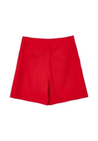 Pantaloni corti rossi a vita alta, sagomati, con tasche welt sul retro e passanti per cintura, mostrati distesi su uno sfondo bianco.