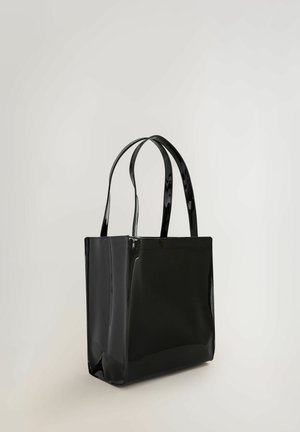 Czarna, błyszcząca torba typu tote z dwoma rączkami, o prostokątnym kształcie, gładkiej strukturze i otwartym wierzchu. Brak widocznych wzorów ani metalowych elementów.