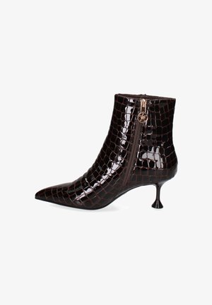 Stivale alla caviglia a punta in materiale lucido marrone scuro con motivo a coccodrillo, dotato di zip laterale e sottile tacco a stiletto.