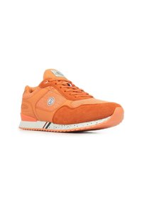 Oranje sneakers van een combinatie van suede en mesh materialen. Heeft een gespetterde zool, logo detail aan de zijkant en gestructureerde veters.