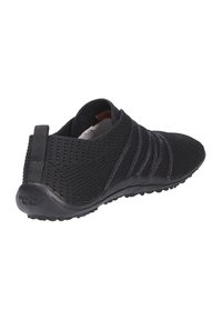 Schwarzer Slipper aus gestricktem Obermaterial, mit elastischen Riemen und einer Gummisohle mit kleinen Profilen für besseren Halt.
