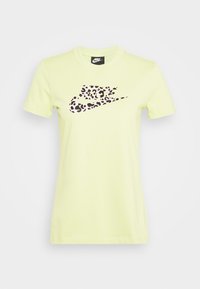 Světlá zelená bavlněná tričko s růžovým a černým leopardím potiskem loga Nike na hrudi. Krátké rukávy a kulatý výstřih.