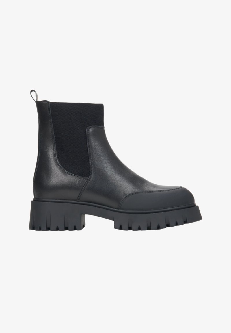 Czarne skórzane botki za kostkę z elastycznymi panelami bocznymi, masywną gumową podeszwą oraz uchwytem z tyłu ułatwiającym zakładanie. Teksturowane wykończenie.