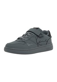 Baskets grises avec une finition lisse, dotées d'une sangle et de lacets. Comprend un détail de signature imprimé et une semelle texturée.