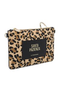 Pochette con motivo leopardato, zip dorata, patch logo in pelle nera e texture similpelle. Dotata di cinturino da polso e forma elegante.