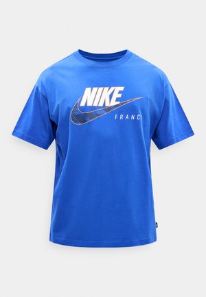 Μπλε T-shirt με κοντά μανίκια, με λευκό και πορτοκαλί λογότυπο Nike και την επιγραφή «France» στο μπροστινό μέρος.