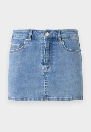 Φούστα από ανοιχτό μπλε τζην με κουμπιά μπροστά, φερμουάρ, θηλιές για ζώνη και πέντε τσέπες, σε απλό φόντο.