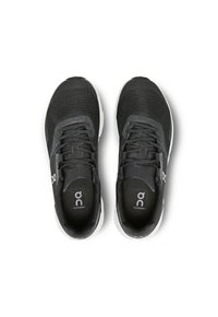 Zwarte sportieve schoenen met een gemêleerde bovenkant van mesh, grijze accenten en een witte zool. Kenmerken zijn onder andere een minimalistisch ontwerp en een opvallend logo.