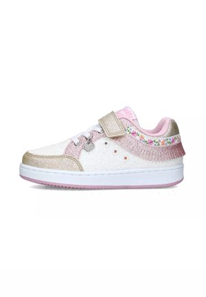 Sneaker bianco con accenti rosa e oro, dotata di una cinghia a strappo, dettaglio floreale sul tallone e materiali testurizzati.