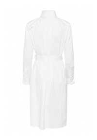 Weißes Hemdkleid mit langen Ärmeln, Kragen, tailliertem Schnitt und Falten auf der Rückseite für eine strukturierte Silhouette.