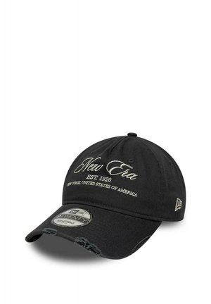 Schwarze verstellbare New Era Cap mit weiß besticktem Text „New Era Est. 1920 New York, United States of America“ und abgenutzten Schirmkanten.