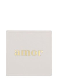 Plato cuadrado de color rosa suave con una textura lisa. Presenta la palabra "amor" en elegante letra dorada. Diseño simple y limpio con un borde sutil.