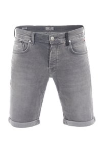 Pantalones cortos de mezclilla gris con dobladillo enrollado, cinco bolsillos, botón frontal y cierre de cremallera. Presenta una etiqueta de marca en el bolsillo trasero. Textura suave.