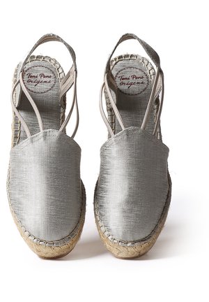 Paire d'espadrilles en tissu gris avec semelles en jute tressée et brides arrière, vues de dessus sur fond blanc.