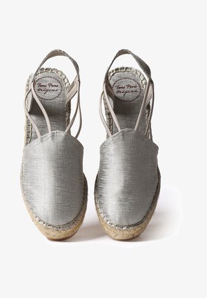 Para szarych espadryli z tkaniny z plecionymi jutowymi podeszwami i paskami typu slingback, widziana z góry na białym tle.