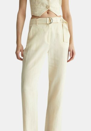 Pantaloni in lino crema con taglio dritto, dotati di una cintura con fibbia argentata, tasche laterali e una texture liscia.
