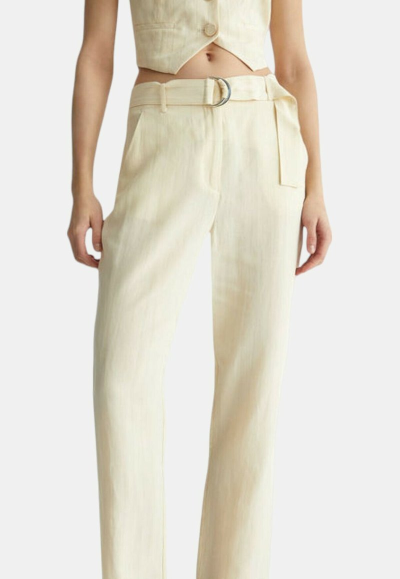 Pantaloni in lino crema con taglio dritto, dotati di una cintura con fibbia argentata, tasche laterali e una texture liscia.