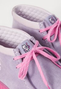 Clarks TORHILLEXPLORE POKÈMON UNISEX - Kasdieniai suvarstomi batai - grey/pink