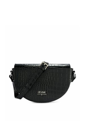 Czarna torebka na ramię w kształcie półksiężyca o fakturze krokodyla, z regulowanym paskiem, srebrną klamrą i metalowym logo Ochnik na przedniej klapce.