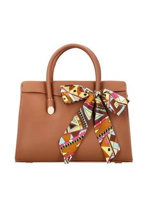 Bruine leren handtas met twee afgeronde hengsels en een kleurrijke strik met geometrisch patroon vastgeknoopt aan het voorste hengsel.