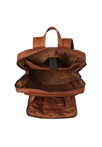 Mochila de piel marrón con dos correas para los hombros y un cierre de cremallera. El interior cuenta con múltiples compartimentos, incluyendo una sección acolchada.