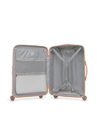 Valigia rigida rosa oro aperta con interno grigio, fasce elastiche incrociate su un lato, compartimenti in rete e tessuto con zip sull'altro lato.