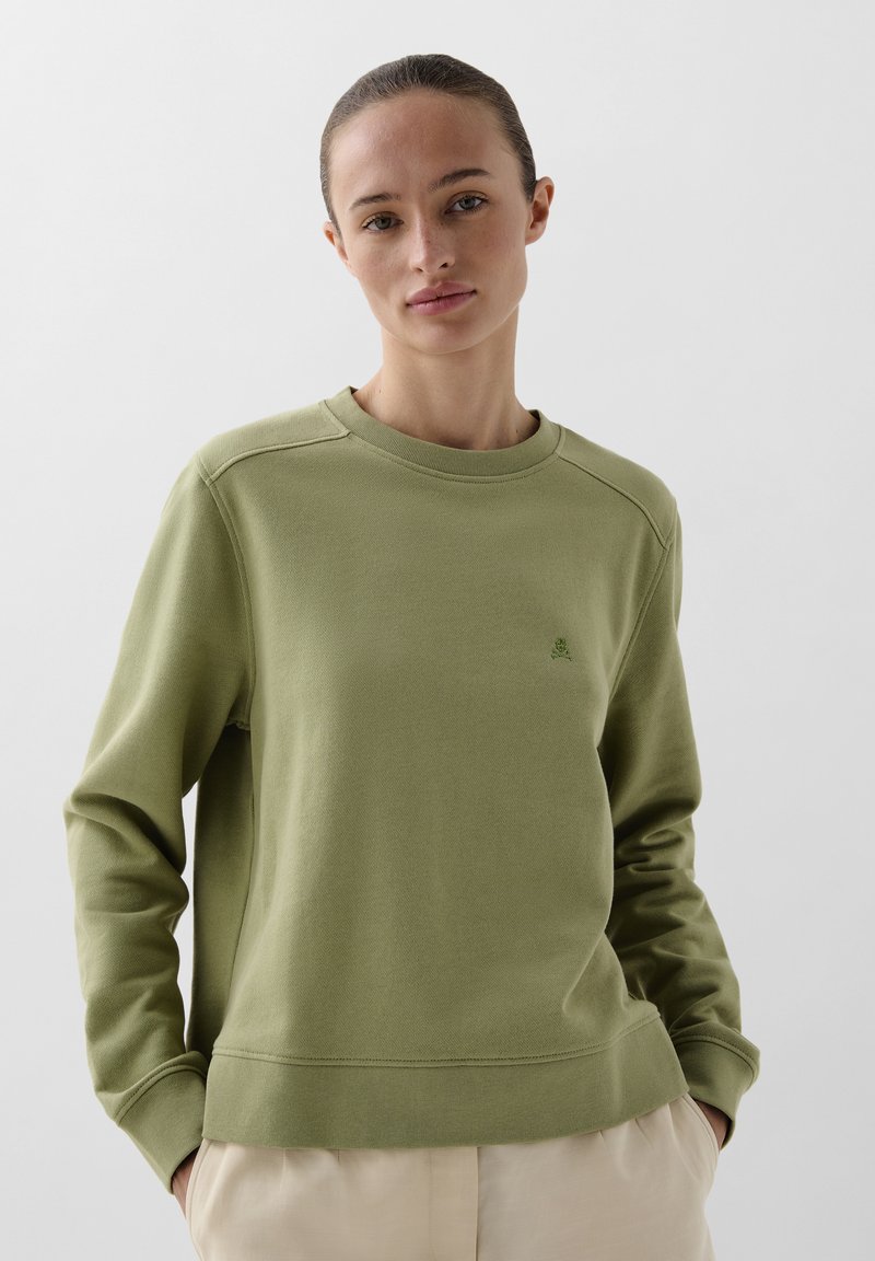 Olivengrønt sweatshirt med ribbet tekstur, rund udskæring og lange ærmer; har et subtilt logo på brystet og en afslappet pasform.