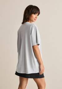 Next GRUNGY ROSE GRAPHIC - T-shirt med print - grey wash