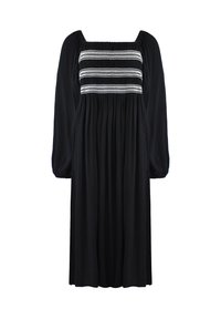 Svart klänning med fyrkantig halsringning, långa puffärmar och samlad midja. Har broderade horisontella band i vitt vid bröstet.