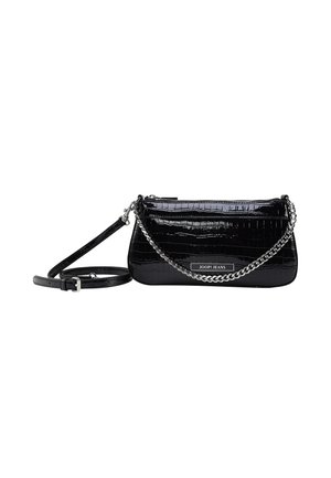 Schwarze Patentanleder-Crossbody-Tasche mit krokodilgeprägter Struktur, Kette und verstellbarem Tragegurt sowie Logodetail auf der Vorderseite.