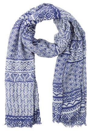 Niebiesko-biały szalik z różnorodnymi, złożonymi geometrycznymi i kwiatowymi wzorami, luźno zawinięty z frędzlami na krawędziach.