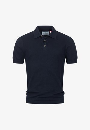 Mørkeblå kortærmet polo-shirt lavet af bomuld. Har en klassisk krave, tre-knaps placket og ribbede manchetter.