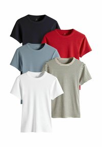 Fünf T-Shirts in verschiedenen Farben: marineblau, rot, hellblau, weiß und beige mit horizontalen Streifen. Baumwollstoff mit kurzen Ärmeln.