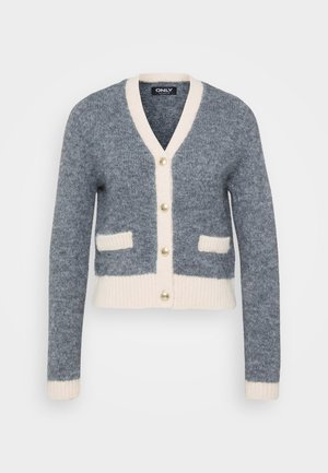 Cardigan grigio lavorato a maglia con orlo a coste crema e tasche, caratterizzato da scollo a V e quattro grandi bottoni crema per la chiusura.