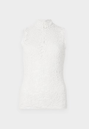 Haut sans manches en dentelle blanche avec col montant, motif floral et fermeture à boutons sur fond uni.