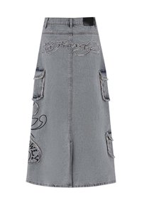 Denim nederdel i grå med mellemlang design, cargolommer, ripped detaljer og broderet "Ed Hardy" motiv.