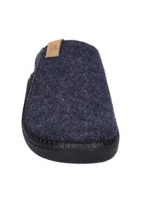 Pantofole in misto lana di colore blu scuro con una parte superiore testurizzata e suola in gomma nera. Presentano un piccolo etichetta in pelle tan con le iniziali embossate "J.S."